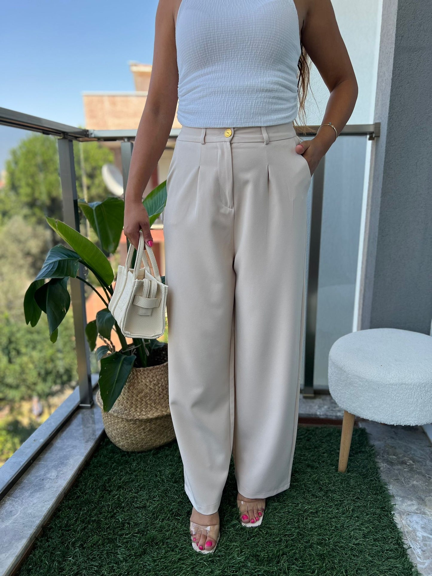 Beli Lastikli Gold Düğme Detaylı Bej Pantolon