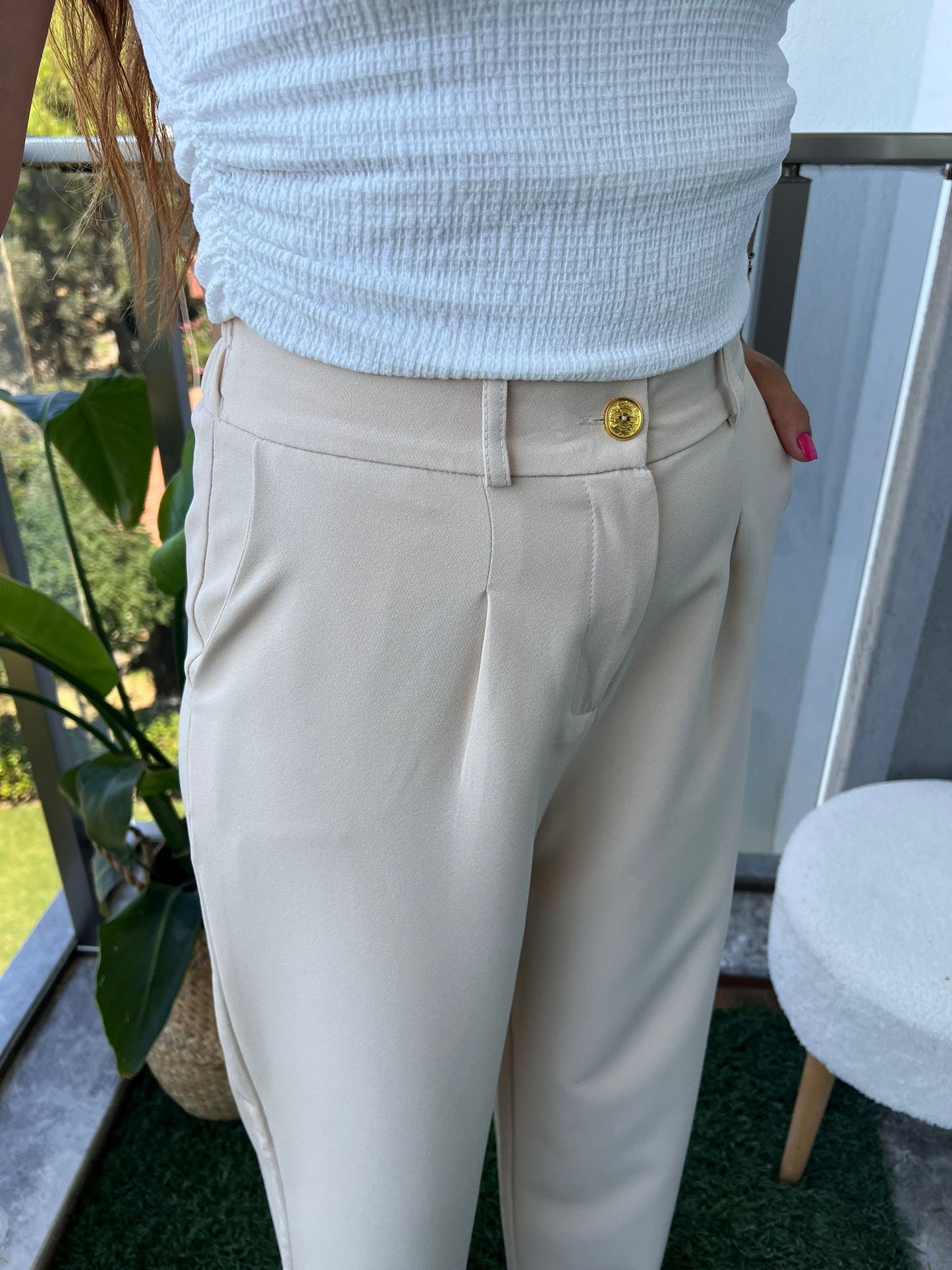 Beli Lastikli Gold Düğme Detaylı Bej Pantolon